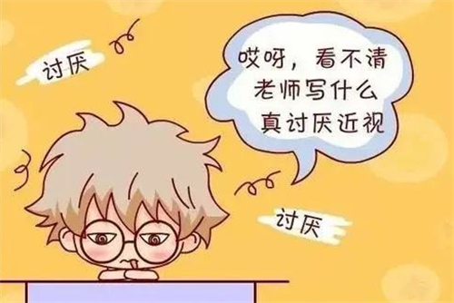 小朋友近视上课看不清楚