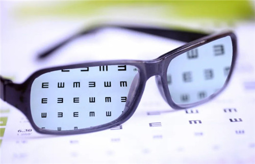眼睛近视佩戴什么眼镜比较好？医生建议矫正器有用吗？