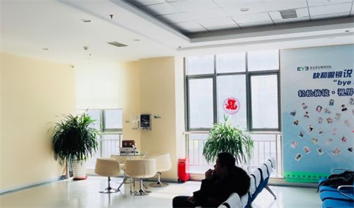 唐山爱尔眼科等候区环境图